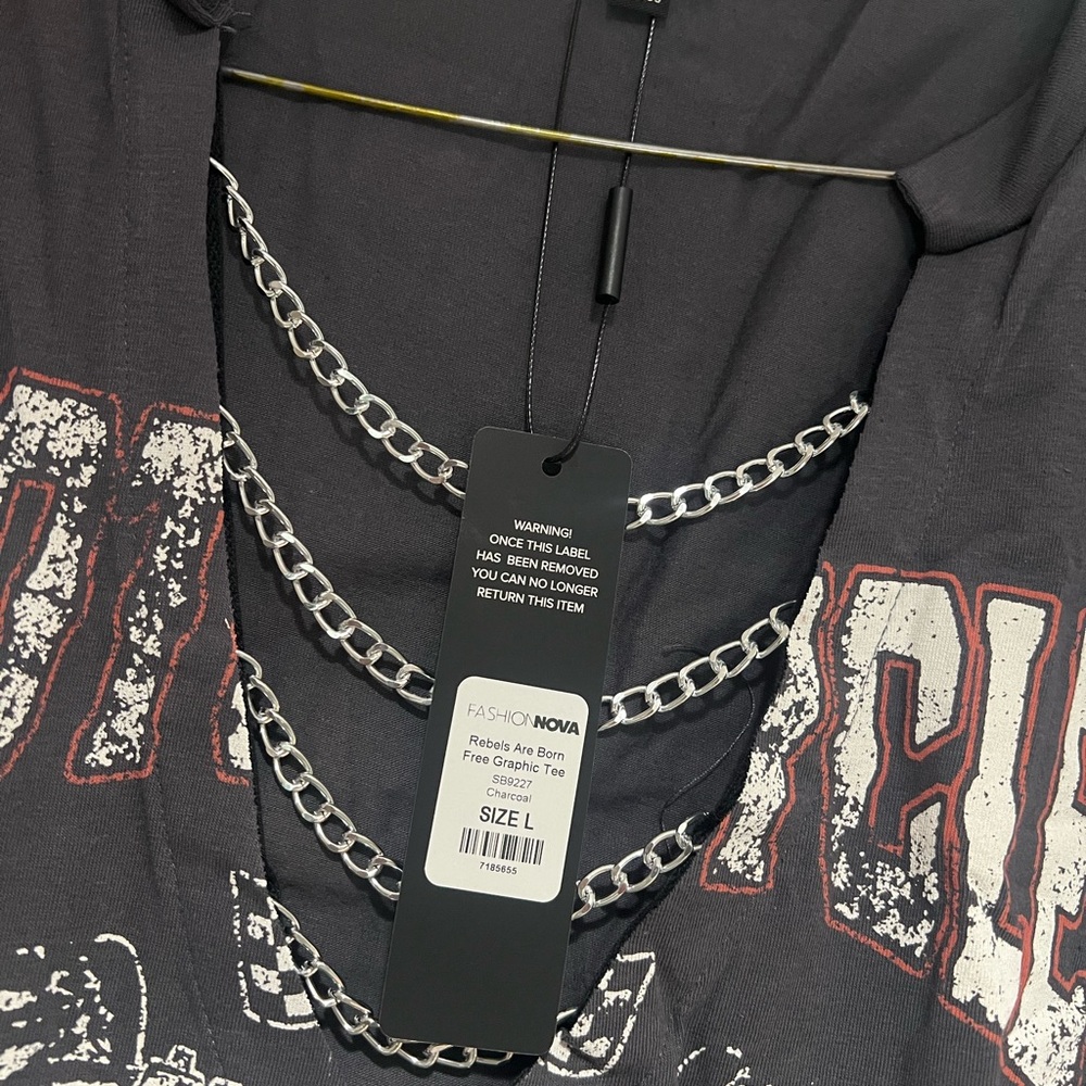 Graphic tee w/ chains - Picture 3 of 3
